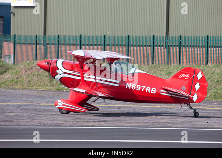 Pitts S-1 t besondere N697RB Rollen entlang der Start-und Landebahn am Flugplatz Sandtoft Stockfoto