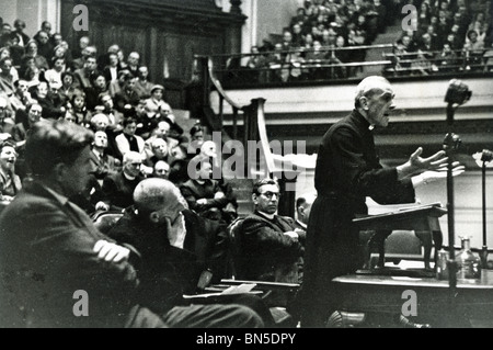 TREVOR HUDDLESTON (1913-98) anglikanischer Priester macht eine Anti-Apartheid-Rede in der Central Hall, Westminster-siehe Beschreibung unten Stockfoto