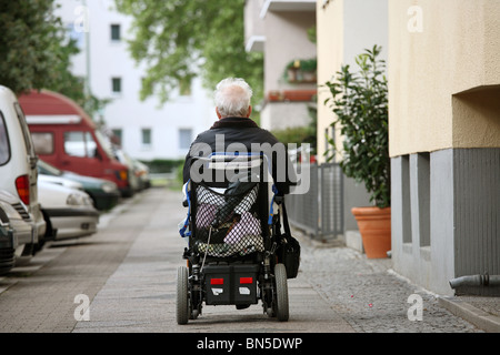 Behinderter Rentner im Rollstuhl, Berlin, Deutschland Stockfoto