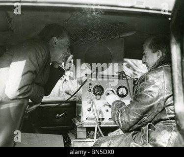 LUDWIG KARL KOCH (1881-1974) deutsche Tierwelt Broadcaster und Tonmeister hier rechts () in Cornwall für die BBC im Jahr 1941 Stockfoto