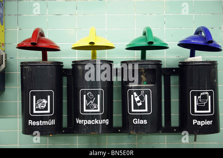 Mülltrennung Mülleimer an einer S-Bahn Station, Berlin, Deutschland Stockfoto