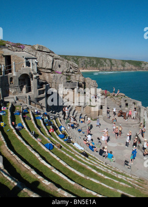 Minack Theatre Cornwall England Wahrzeichen Attraktion freien Blick aufs Meer Atlantik Terrasse Sitzgelegenheiten Bühne Stockfoto