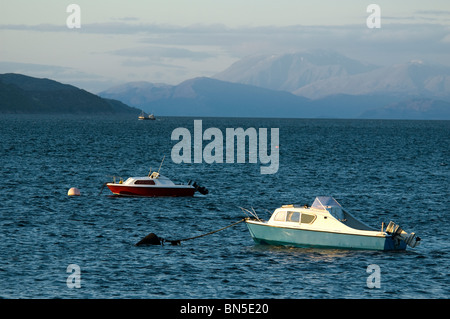 Boote vertäut am Craignure mit den Bergen des westlichen Schottland in Ferne, Isle of Mull, Schottland, Großbritannien Stockfoto