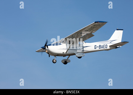 Reims Cessna F172M Skyhawk G-BAEO im Endanflug auf Sandtoft Flugplatz landen Stockfoto