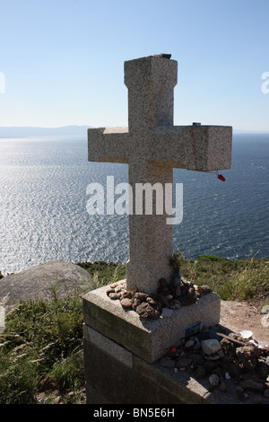 Kreuz, Cabo Fisterra, Galizien, Spanien, Atlantik im Hintergrund Stockfoto