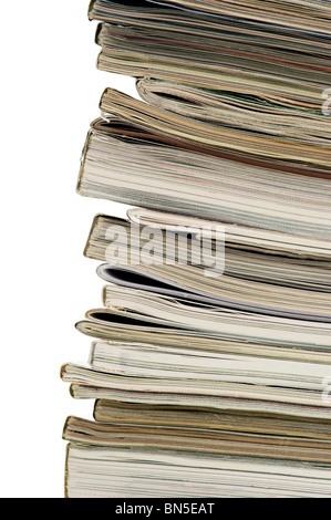 Vertikales Bild der Wirbelsäule und der Enden von einem gestapelten Haufen von Zeitschriften. Stockfoto
