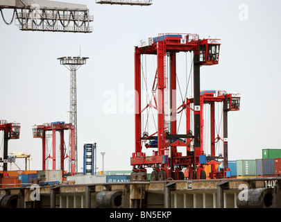 Straddle Carrier am Container-Terminal, Bremerhaven, Deutschland Stockfoto