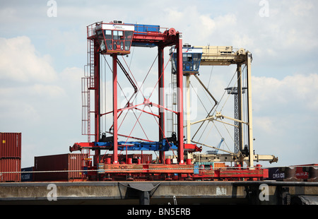 Straddle Carrier am Container-Terminal, Bremerhaven, Deutschland Stockfoto