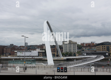 Gateshead Millennium Bridge über Fluß Tyne Newcastle Upon Tyne England Juni 2010 Stockfoto