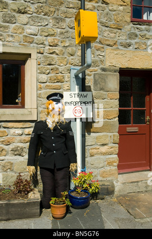 Geschwindigkeit-Cop "Stroh Durchsetzung". Eine Ausstellung auf dem Wray Scarecrow Festival im Dorf Wray, in der Nähe von Lancaster, England, UK Stockfoto