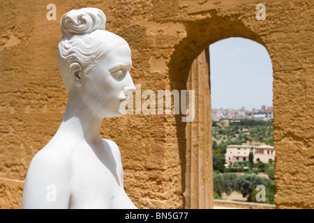 Bianca-Skulptur von Francisco Messina in einem Sommer-Ausstellung in den Tempel der Concordia, Agrigento, Sizilien Stockfoto