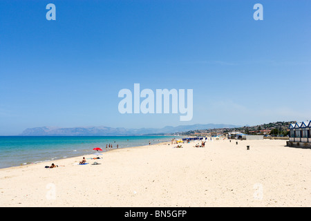 Der Strand von Castellammare del Golfo, North West Coast, Sizilien, Italien Stockfoto