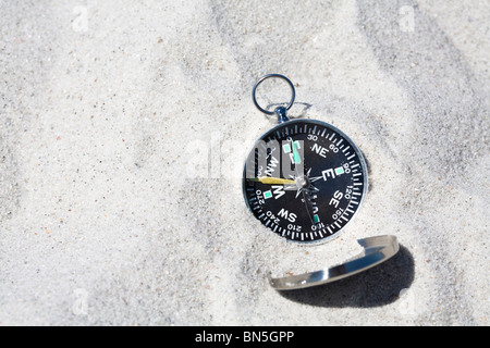 Ein Kompass im Sand am Strand Stockfoto