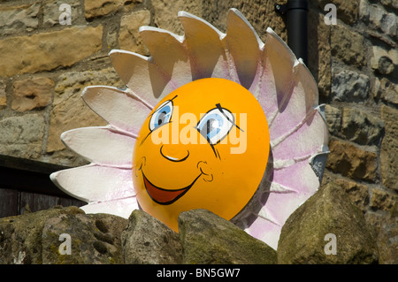 Lächelnden Sonnenblumen.  Eine Ausstellung auf dem Wray Scarecrow Festival im Dorf Wray, in der Nähe von Lancaster, England, UK Stockfoto