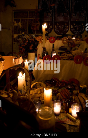 Tag der Toten Altar im Inneren eines Hauses in Mixquic, Mexiko Stockfoto