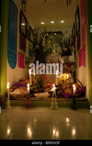 Tag der Toten Altar im Inneren eines Hauses in Mixquic, Mexiko Stockfoto