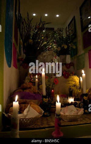 Tag der Toten Altar im Inneren eines Hauses in Mixquic, Mexiko Stockfoto