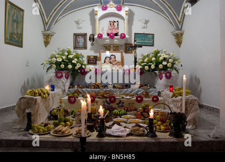 Tag der Toten Altar im Inneren eines Hauses in Mixquic, Mexiko Stockfoto