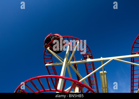 Besucher fahren hoch über den Park auf der Tickler Achterbahn im neuen Luna-Park auf Coney Island Stockfoto