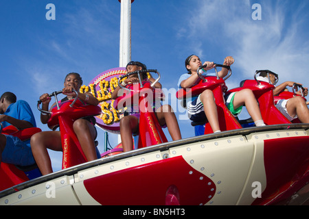 Besucher auf dem Electro-Spin fahren im neuen Luna-Park auf Coney Island Stockfoto