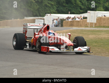 Ein Ferrari-Formel-1-Auto erklimmt den Hügel auf dem Goodwood Festival of Speed 2010 Stockfoto