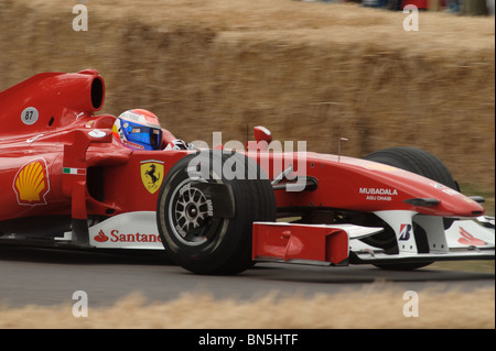 Ein Ferrari-Formel-1-Auto erklimmt den Hügel auf dem Goodwood Festival of Speed 2010 Stockfoto