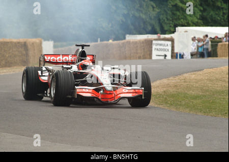 Ein Maclaren Formel 1 Auto erklimmt den Hügel auf dem Goodwood Festival of Speed 2010 Stockfoto