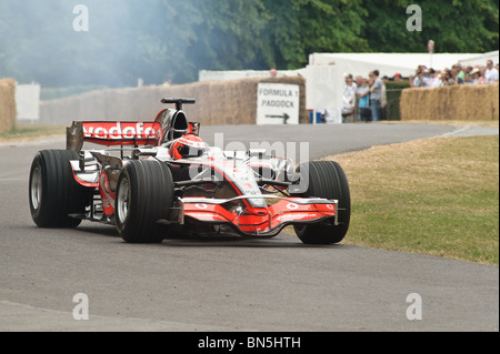 Ein Maclaren Formel 1 Auto erklimmt den Hügel auf dem Goodwood Festival of Speed 2010 Stockfoto