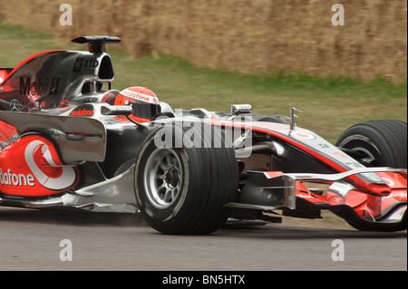 Ein Maclaren Formel 1 Auto erklimmt den Hügel auf dem Goodwood Festival of Speed 2010 Stockfoto