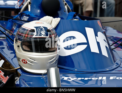 Stewart Tartan Helm auf einem Tyrrel F1-Auto Stockfoto