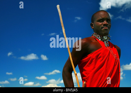 Masai Krieger tanzen traditioneller Tanz. Afrika. Kenia. Masai Mara. Nur zur redaktionellen Verwendung Stockfoto