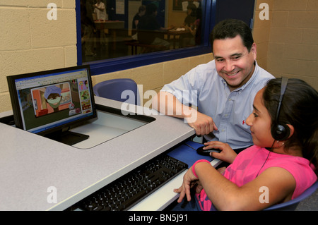 Armando Rios, (links), der Boys and Girls Club hilft Graciela Diaz auf dem Computer in Tucson, Arizona, USA. Stockfoto