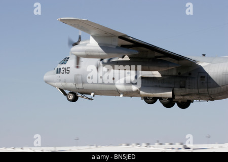 Ein United States Marine Corps Tankflugzeug startet. Stockfoto