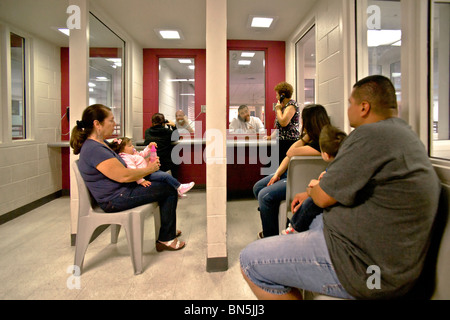 Verwandten Join Frauen besuchen Gefangene in Santa Ana, CA, Stadtgefängnis.  Telefon für Kommunikation und Zelle Block auf der Rückseite. Stockfoto