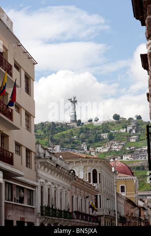 Virgen del Panecillo auf Hügel mit Gebäude in Quito Ecuador Stockfoto