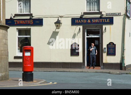 Mann mit Handy in die Tür des Pubs, die Hand & Shuttle, Padiham, Lancashire, England UK Stockfoto