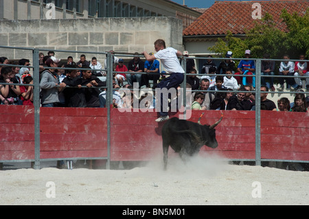 Arles, Frankreich - französische männliche Teenager Matadore in traditionellen Carmaque Stierkampf Zeremonie, Feria Stierkampf Festival. Stockfoto