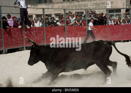 Arles, Frankreich - französische männliche Teenager Matadore in traditionellen Carmaque Stierkampf Zeremonie, Feria Stierkampf Festival. Stockfoto