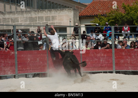 Arles, Frankreich - französische männliche Teenager Matadore in traditionellen Carmaque Stierkampf Zeremonie, Feria Stierkampf Festival. Stockfoto