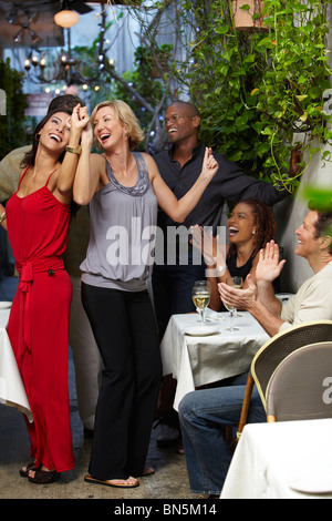 Freunde, Tanz auf der Terrasse des Restaurants Stockfoto