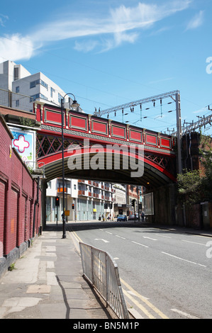 Eisenbahnviadukt in Cambridge Street in der Nähe von Oxford Road Station Manchester UK Stockfoto