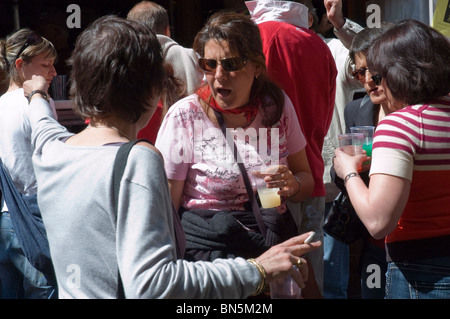 Arles, Frankreich - Französisch weibliche Teenager trinken auf der Straße während des Feria Festival .Alkohol öffentliche Gesundheit Stockfoto