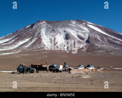 Jeeps warten auf Touristen an der bolivianischen Grenze mit Chile in der Nähe von Laguna Verde in der Reserva Eduardo Avaroa in Bolivien Stockfoto