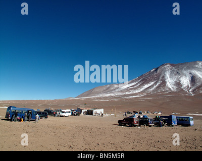 Jeeps warten auf Touristen an der bolivianischen Grenze mit Chile in der Nähe von Laguna Verde in der Reserva Eduardo Avaroa in Bolivien Stockfoto