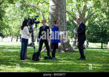 Caroline Wyatt der BBC interviewt General Sir Mike Jackson, der Ex-Verteidigung Chef des Generalstabs Stockfoto