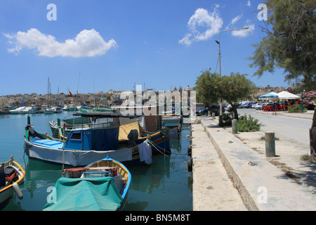 Marsaxlokk Hafen und Luzzus, traditionelle gemalt hell hölzerne Fischerboote, Marsaxlokk, Süd Malta, Mittelmeer, Europa Stockfoto