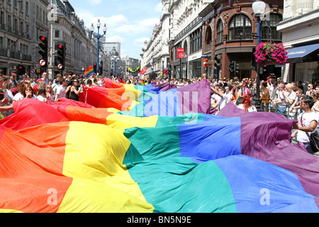 Regenbogenfahne in der Regent Street am 40. Jahrestag des Stolzes - Gay-Pride-Parade in London, 3. Juli 2010 Stockfoto