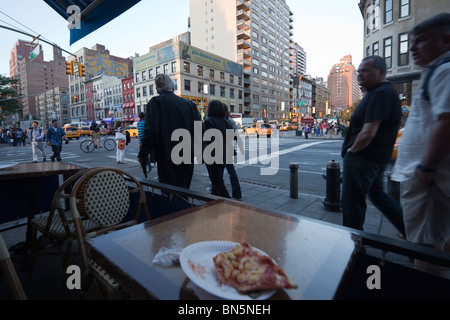 Straßenszene mit unfertigen Pizza, Fußgänger, 41st Street und 8th Avenue, New York City Stockfoto