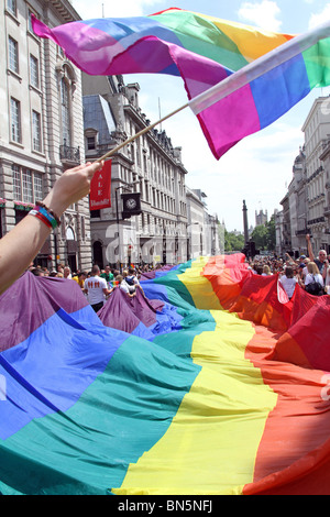 Regenbogenfahnen in der Regent Street am 40. Jahrestag des Stolzes - Gay-Pride-Parade in London, 3. Juli 2010 Stockfoto