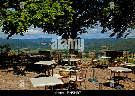 Blick über die Landschaft von einem Restaurant in Domme, Dordogne, Frankreich. Stockfoto